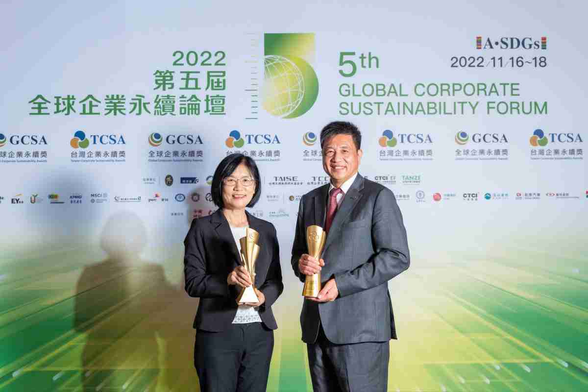 开云电子作为净零碳排先锋，，，，期引领价值链伙伴同行共好，，卫冕制造业组“十大典范企业” 二连冠殊荣(左：开云电子光电永续长古秀华，，，，右：开云电子光电董事长暨执行长彭双浪)