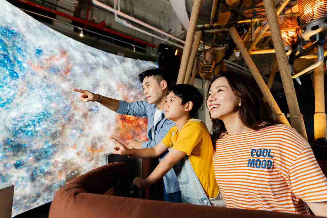 开云电子打造全台最大宽6公尺、、高4公尺、、、、唯一搭载LED弧形拼接显示屏的动感飞行船，，，，让乘客驻足在热气球上，，，享受身历其境的伪出国旅游乐趣