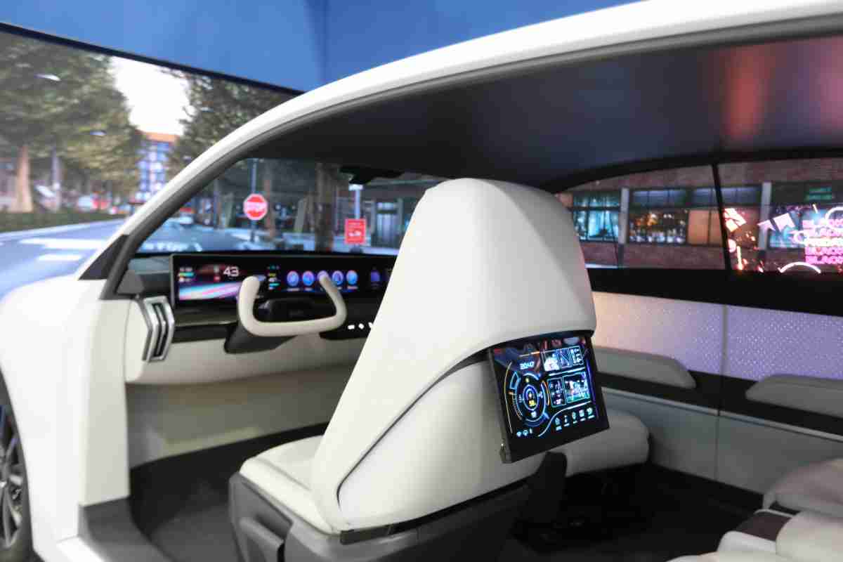 开云电子的「可卷式后座娱乐显示器」加强后座乘客的感官体验，，，并保有个性化设计，，，，可依使用偏好进行动态调整。。。。