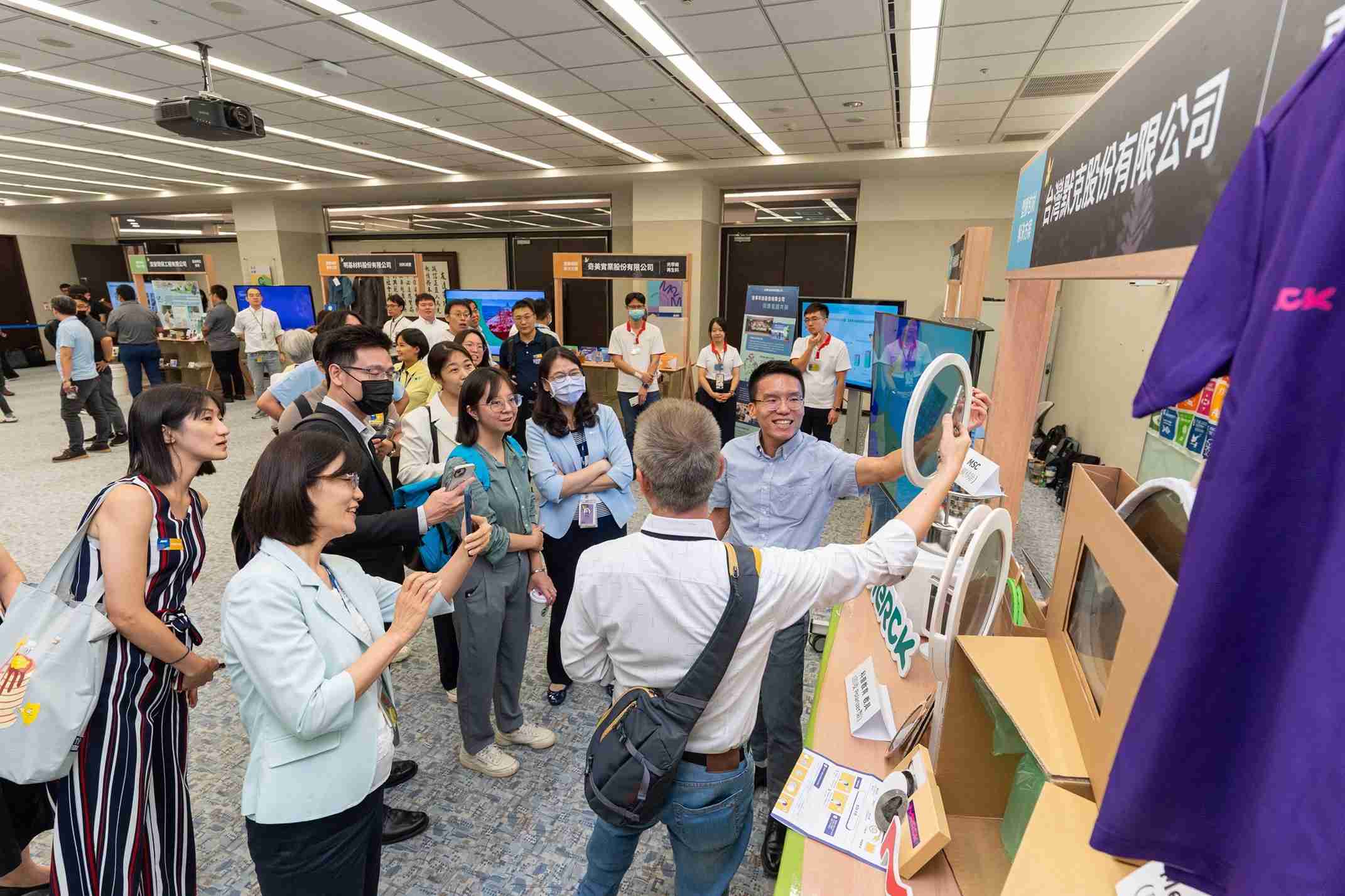 开云电子连手产业伙伴策划首届生态圈联展，，展示如何将废塑料循环再利用，，，，创新解决方案包括：塑料包材再生与循环使用、、、再生塑料研发及应用、、废塑料回收再生技术、、、、减塑生活提案等