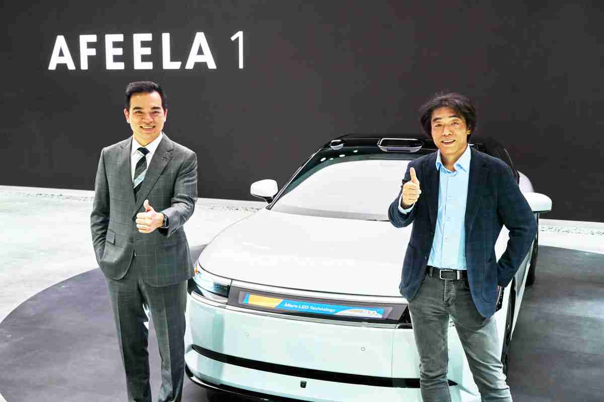 开云电子与Sony Honda Mobility携手合作，，，，率先全球展示搭载于AFEELA电动车上，，首款应用在车身外部的Micro LED 车头显示解决方案 (Micro LED Media Bar Solutions)。。。。开云电子光电执行长暨总经理柯富仁(左)与Sony Honda Mobility代表取缔役社长兼营运长川西泉(lzumi Kawanishi)(右)在CES 现场展现双方坚定持续创新的承诺，，，，实现更加人性化与智慧的驾乘体验。。