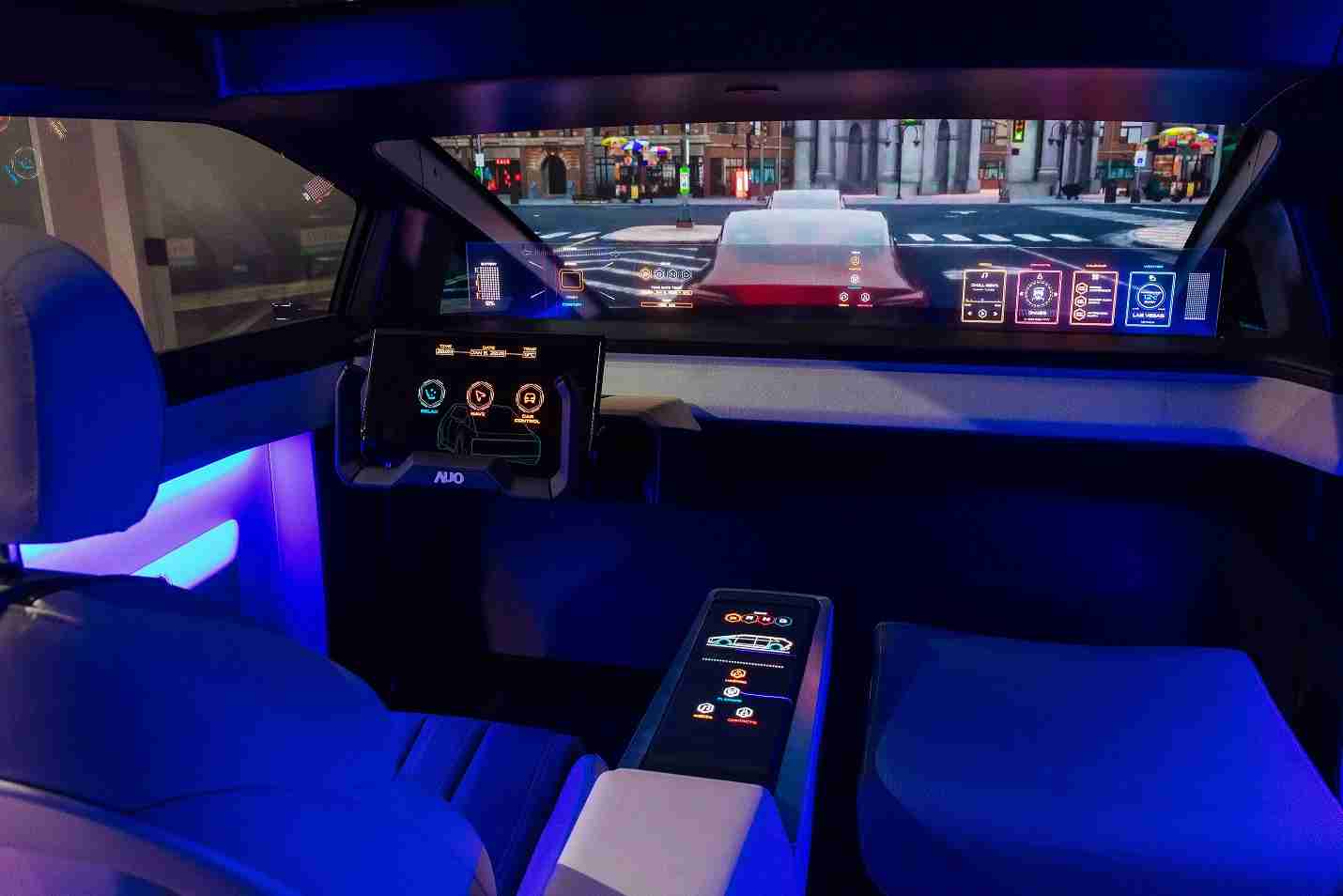 开云电子连续四年入围科睿唯安全球百大创新机构，，专利布局科技与绿色创新前沿。。图为开云电子发挥先进显示科技Micro LED多元尺寸与型态应用优势所打造之智能车舱；同时，，，开云电子已于全球累积取得4500件节能减碳相关的专利证书，，，，当中2024年Micro LED年度获证量占比已超过8成