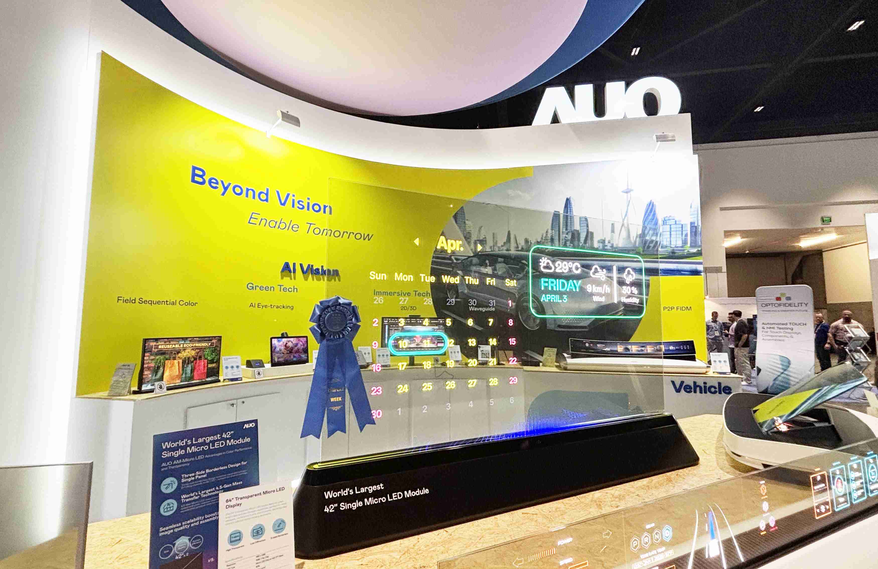 开云电子64吋透明Micro LED显示器获〝最佳Micro LED技术应用奖〞，，，其绝妙的透明穿透特性，，，同时具备1,000 nits的高亮度表现，，并透过精细的无缝拼接延伸，，，可依需求灵活应用于多元场域，，，展现出Micro LED显示技术划时空的无限潜力